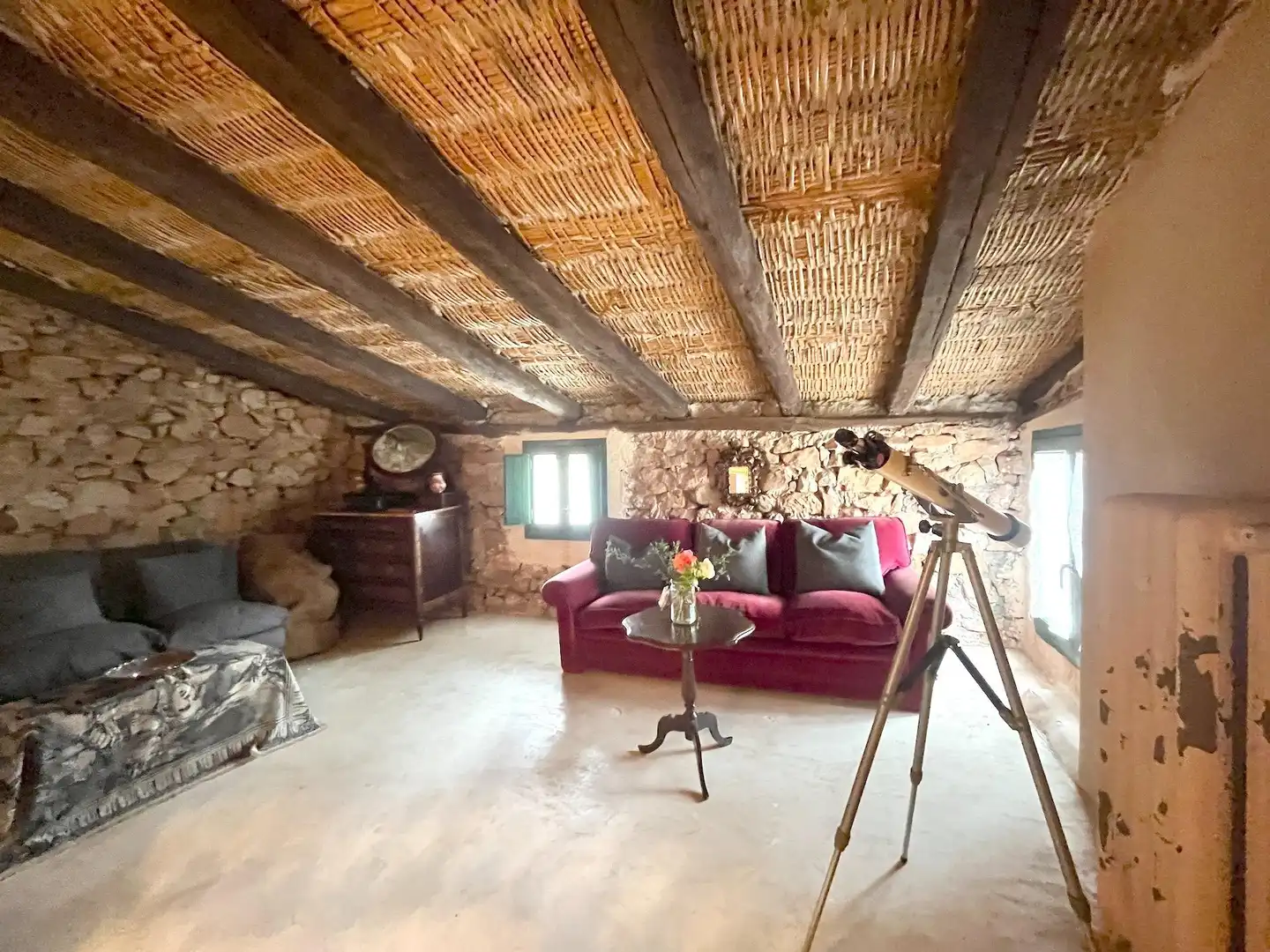 Sala d'estar de Finca rústica en venda en Bea amb Calefacció, Terrassa i Moblat