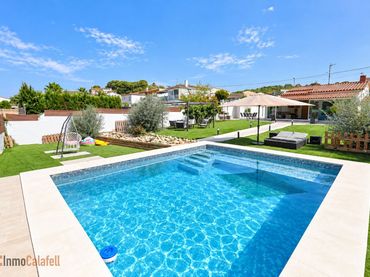 Villa con piscina in vendita a LLESSIU 17