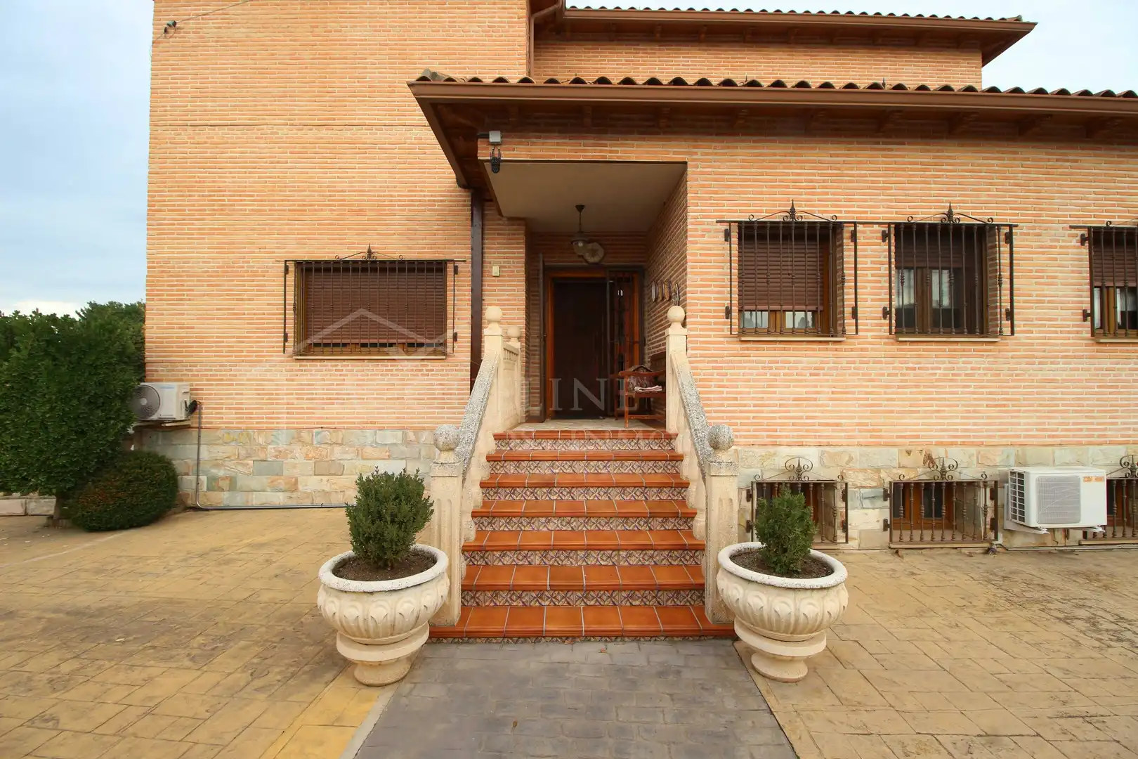 Vista exterior de Casa o xalet en venda en Yeles amb Calefacció, Jardí privat i Piscina