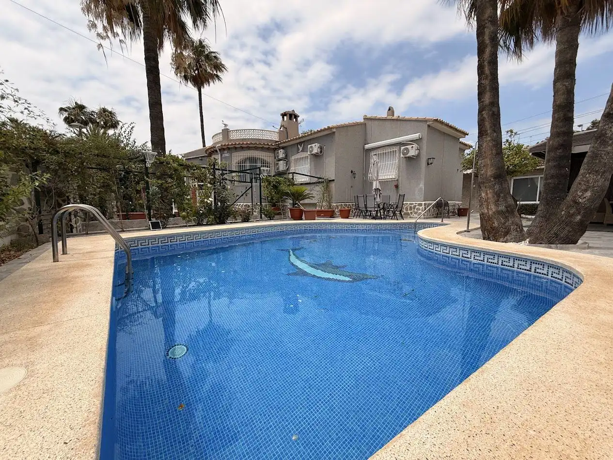 Piscina de Casa o xalet en venda en El Campello amb Aire condicionat, Calefacció i Jardí privat