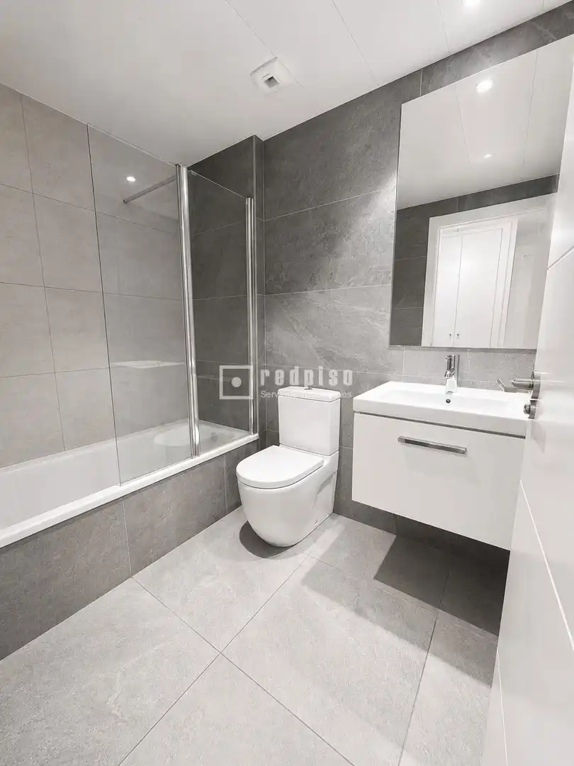 Baño de Piso de alquiler en Alcobendas con Aire acondicionado, Calefacción y Jardín privado