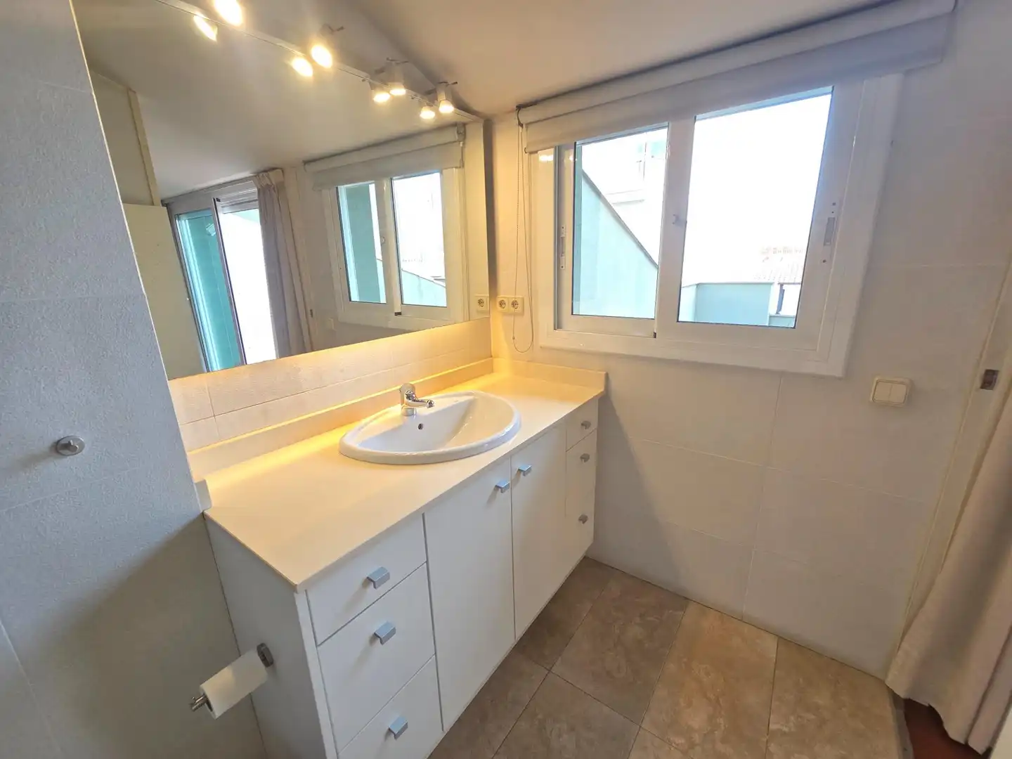 Baño de Dúplex de alquiler en El Masnou con Aire acondicionado, Calefacción y Jardín privado