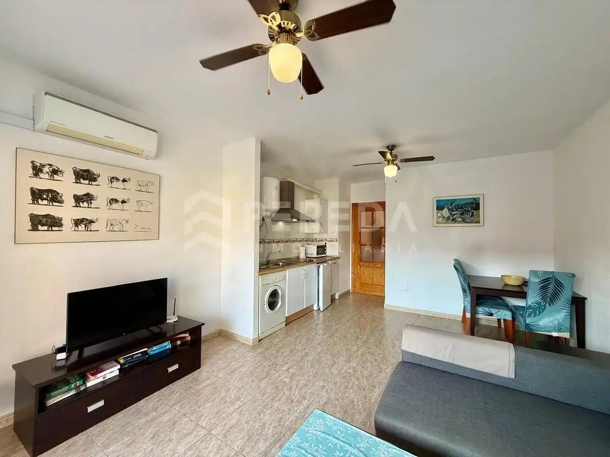 Sala d'estar de Apartament en venda en Roquetas de Mar amb Piscina comunitària