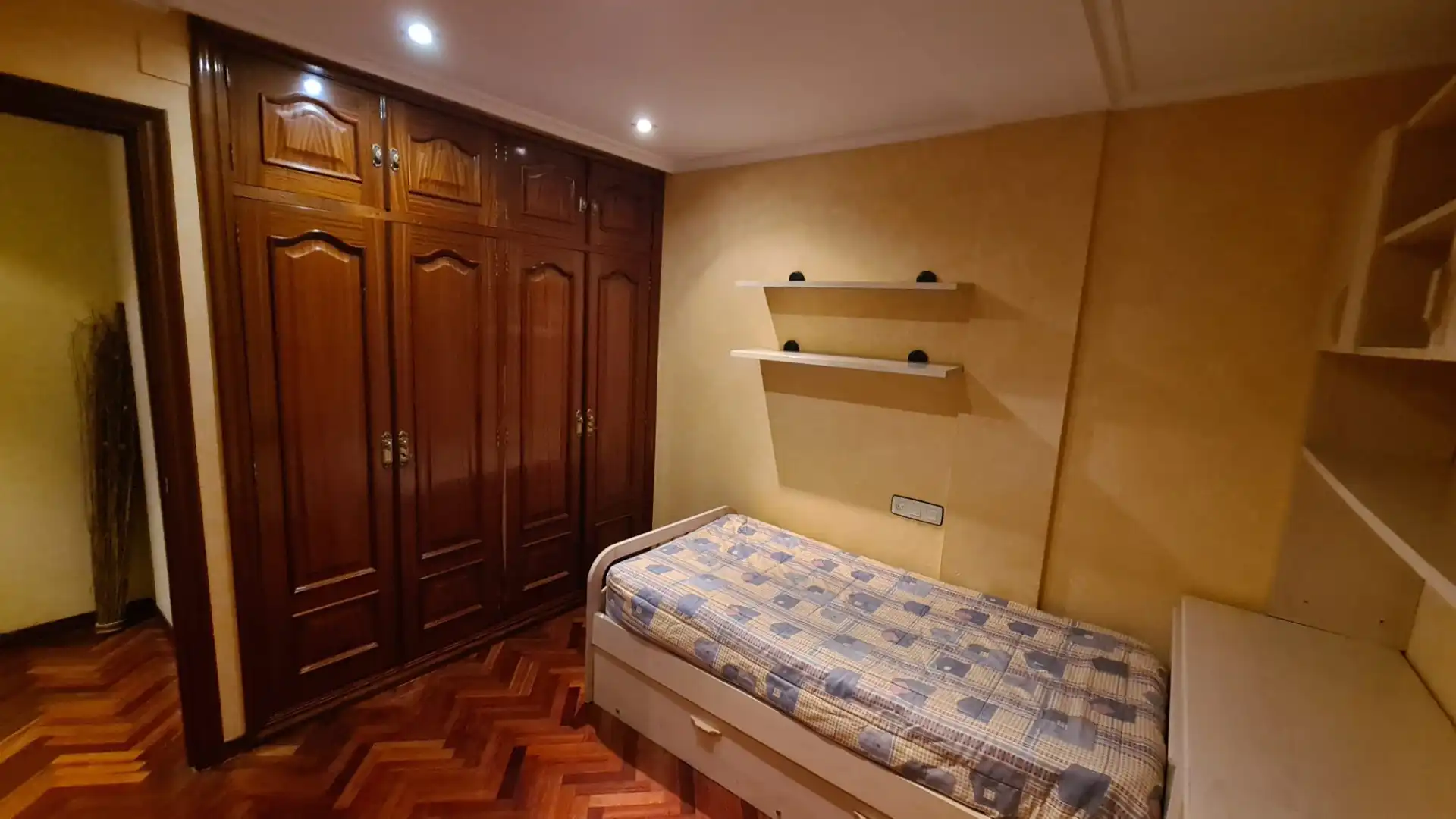 Dormitori de Pis de lloguer en Ourense Capital  amb Calefacció, Parquet i Moblat