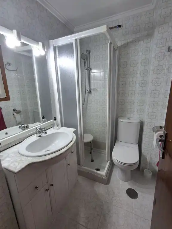 Badezimmer von Einfamilien-Reihenhaus zum Verkauf in La Roda mit Klimaanlage, Heizung und Terrasse