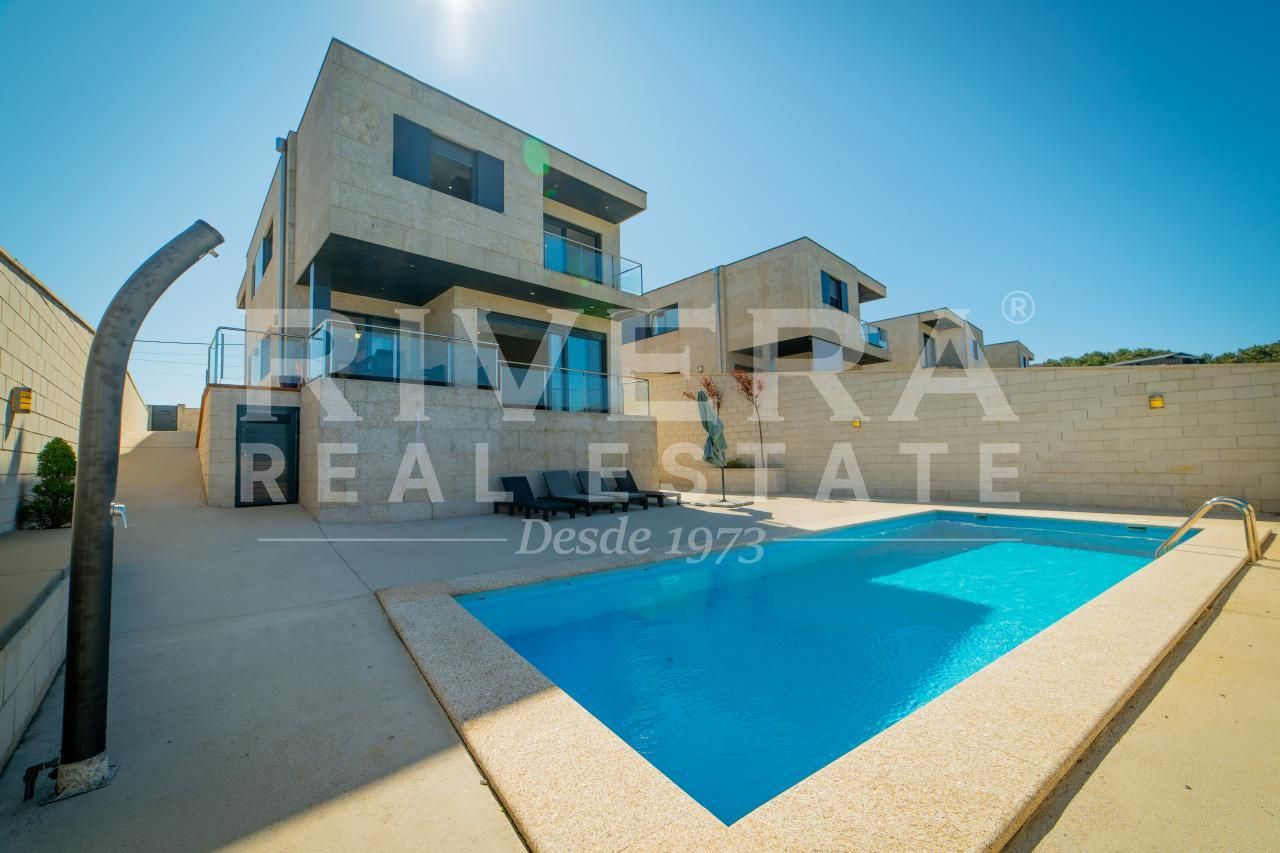 Exterior view of House or chalet for sale in Sanxenxo  with Heating, Private garden and Terrace