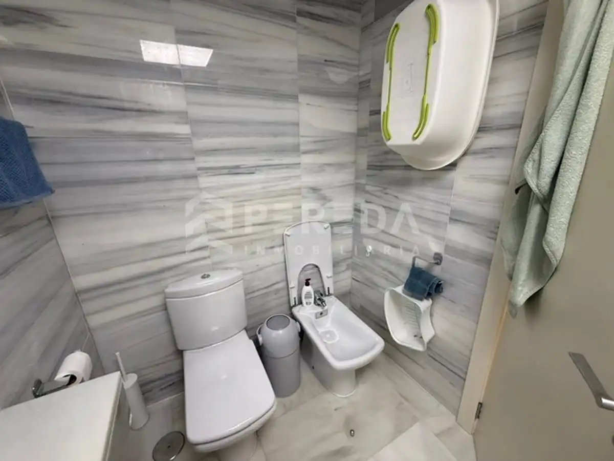 Bany de Apartament en venda en Roquetas de Mar amb Aire condicionat, Jardí privat i Terrassa