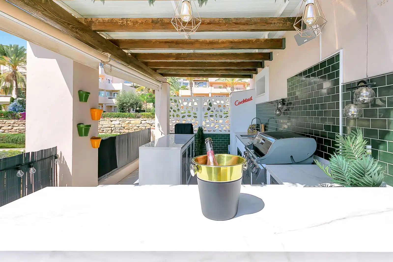 Terrasse von Einfamilien-Reihenhaus zum Verkauf in Estepona mit Privatgarten, Terrasse und Möbliert