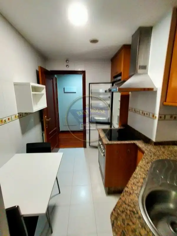 Cuina de Apartament de lloguer en Vigo  amb Calefacció, Parquet i Traster