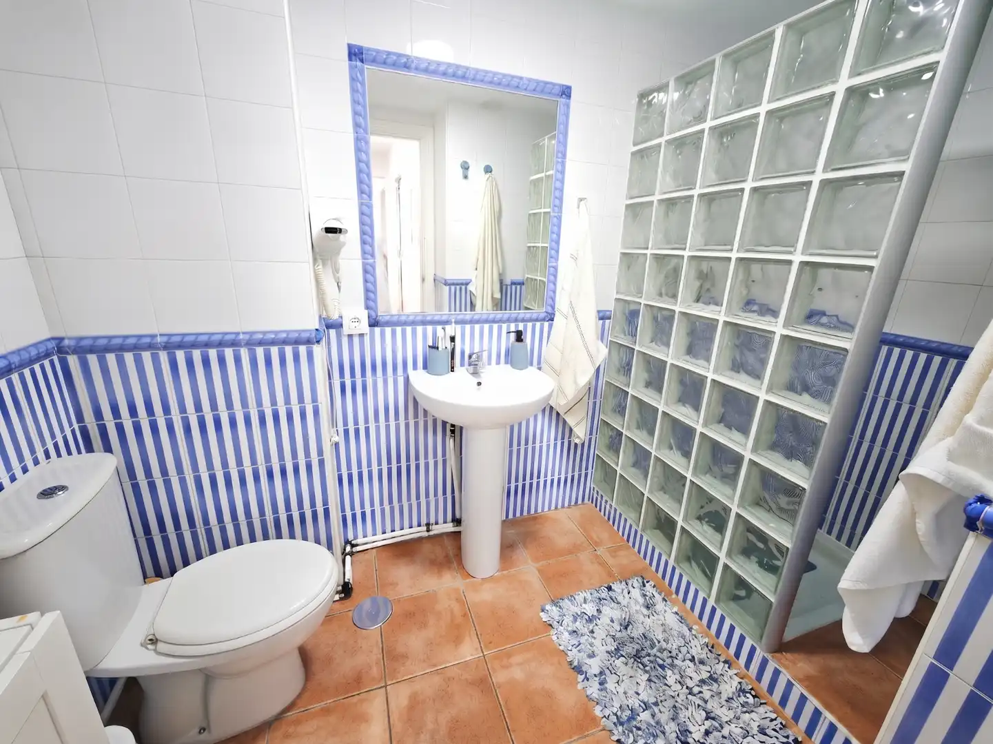 Badezimmer von Einfamilien-Reihenhaus zum Verkauf in El Puerto de Santa María mit Klimaanlage, Heizung und Terrasse