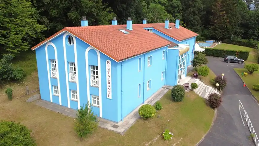 Vista exterior de Edifici en venda en Cangas de Onís amb Piscina comunitària