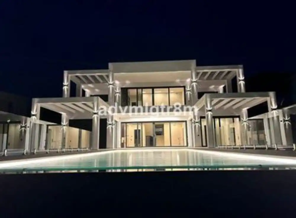 Vista exterior de Casa o xalet en venda en Marbella amb Aire condicionat, Jardí privat i Terrassa