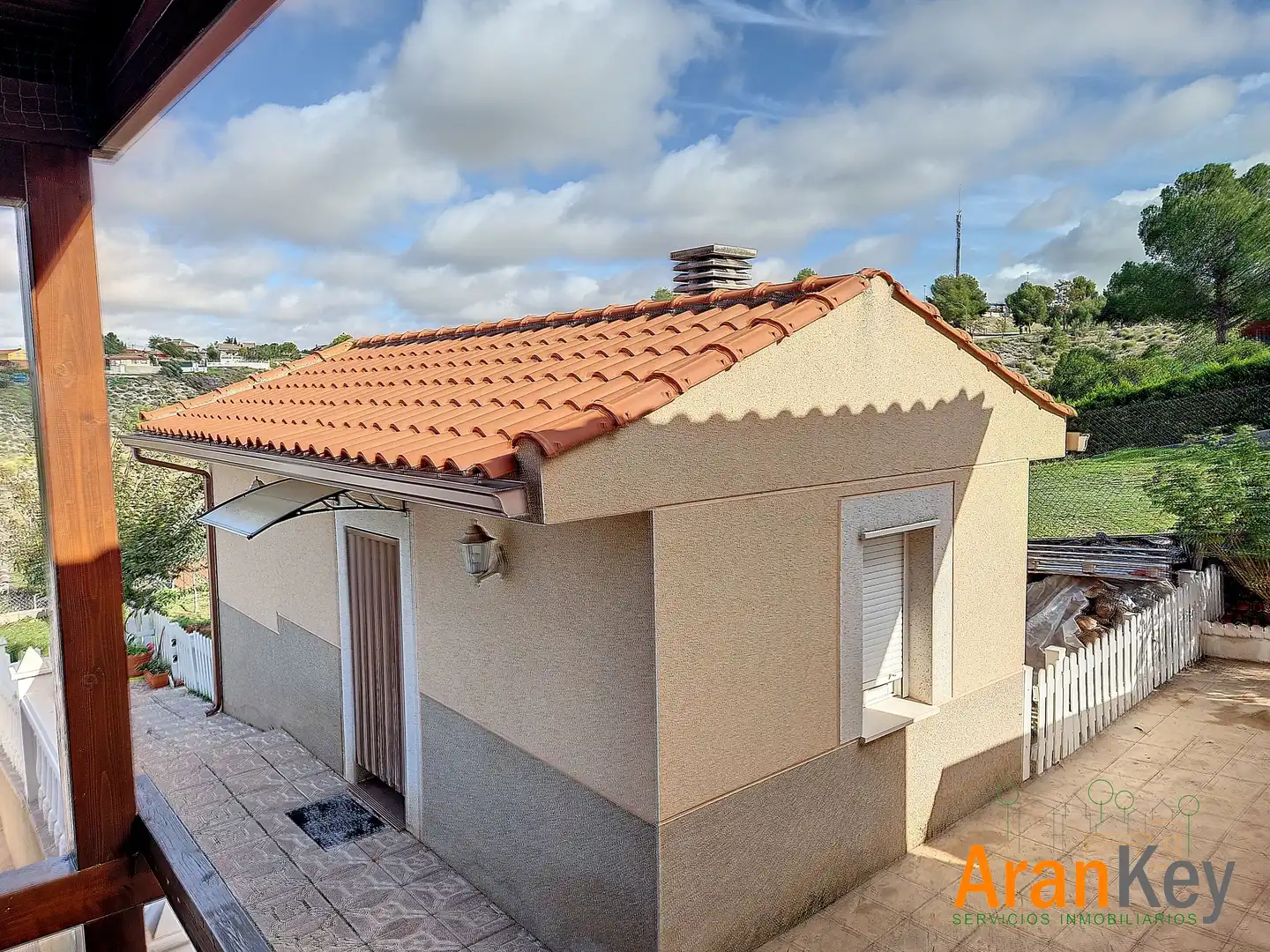 Vista exterior de Casa o xalet en venda en Colmenar de Oreja amb Aire condicionat, Calefacció i Jardí privat