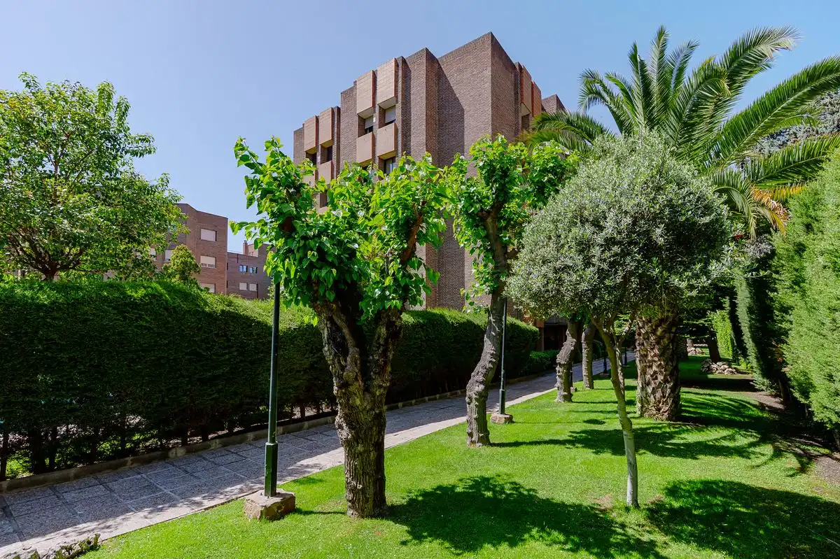 Vista exterior de Pis en venda en Madrid amb Calefacció, Jardí privat i Piscina
