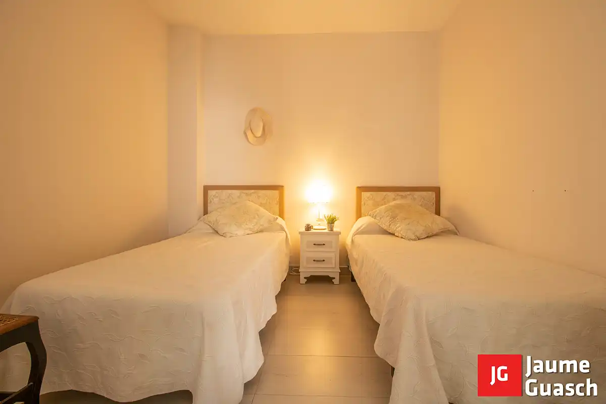 Schlafzimmer von Dachboden zum Verkauf in Torredembarra mit Klimaanlage, Heizung und Terrasse
