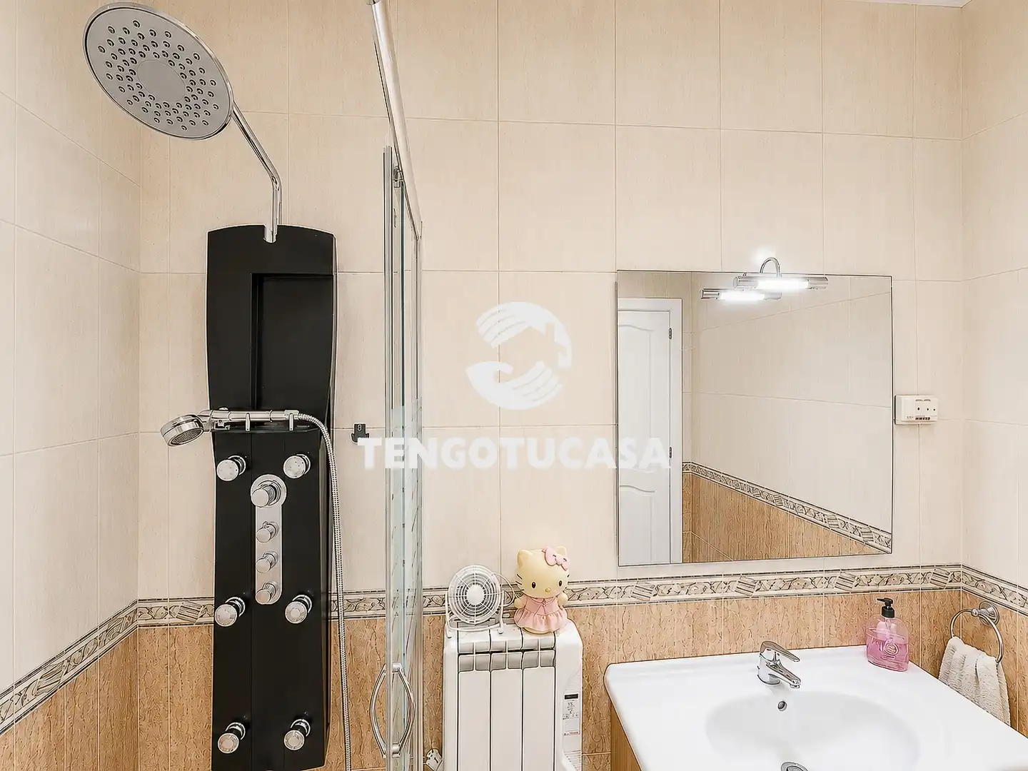 Bathroom of Flat for sale in Madrid