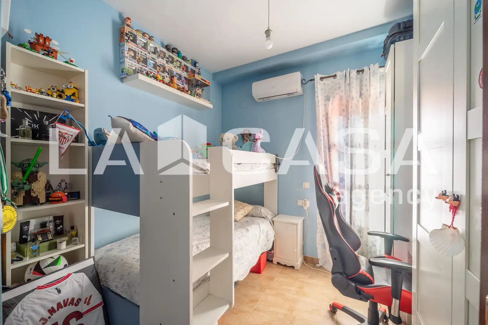 Habitación de Casa adosada en venta en Dos Hermanas con Aire acondicionado, Terraza y Trastero