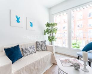 Sala d'estar de Apartament de lloguer en  Madrid Capital amb Aire condicionat i Piscina