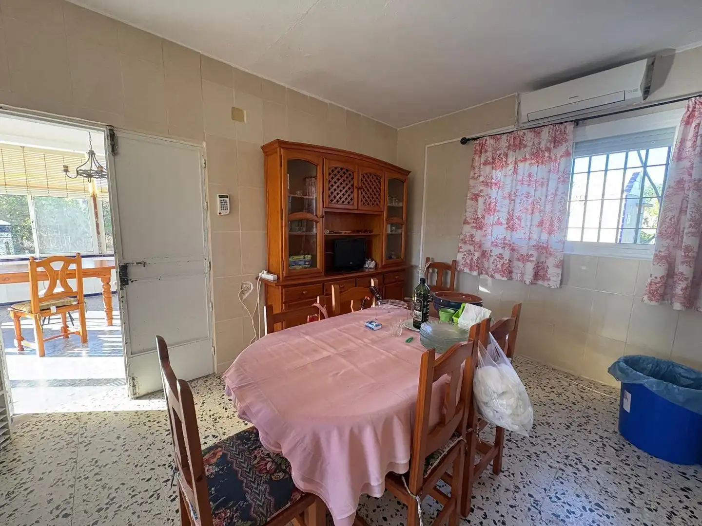 Menjador de Casa o xalet en venda en Chiclana de la Frontera amb Aire condicionat, Jardí privat i Piscina