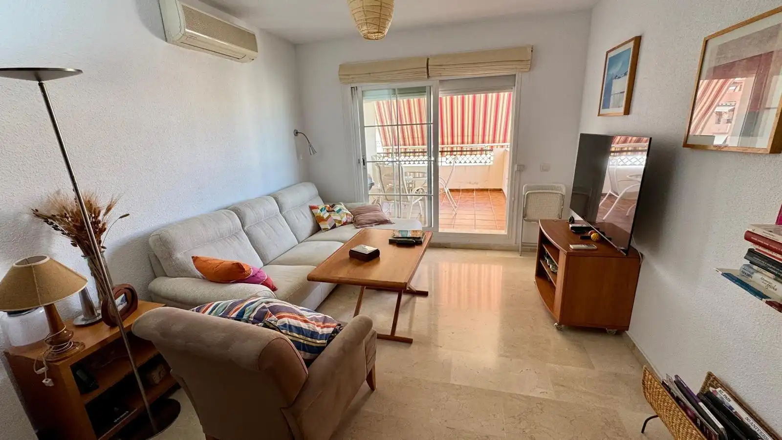 Sala de estar de Ático en venta en Benalmádena con Aire acondicionado, Terraza y Piscina comunitaria