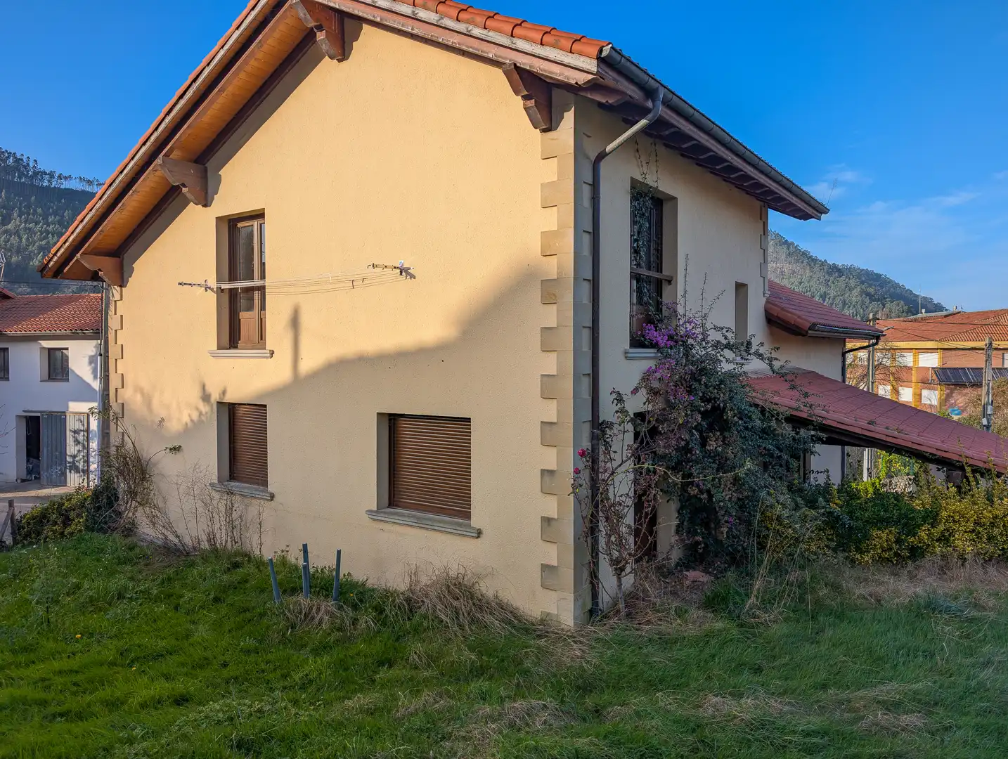 Vista exterior de Casa o xalet en venda en Val de San Vicente  amb Calefacció, Terrassa i Traster