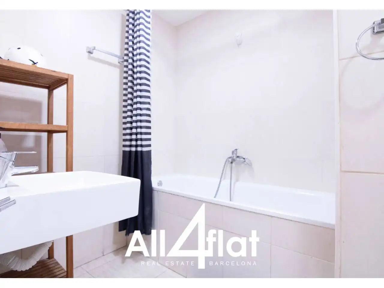 Badezimmer von Wohnung zur Miete in Barcelona mit Klimaanlage, Parkett und Möbliert