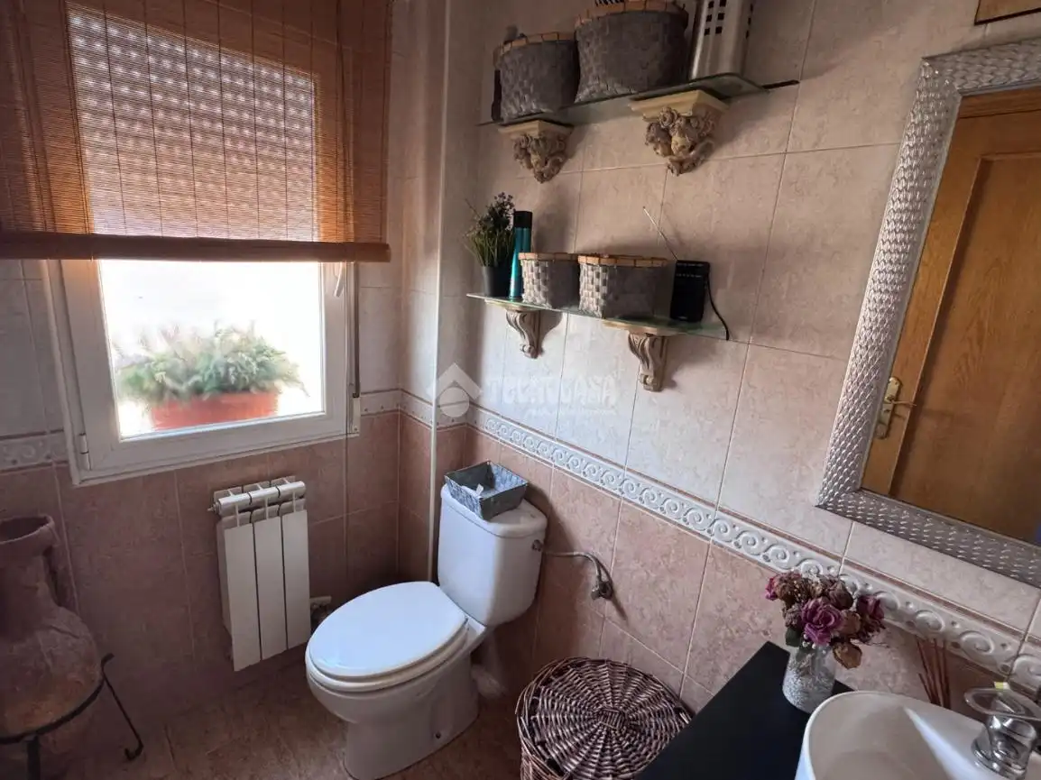 Baño de Casa adosada en venta en Valdefresno con Calefacción, Parquet y Piscina comunitaria