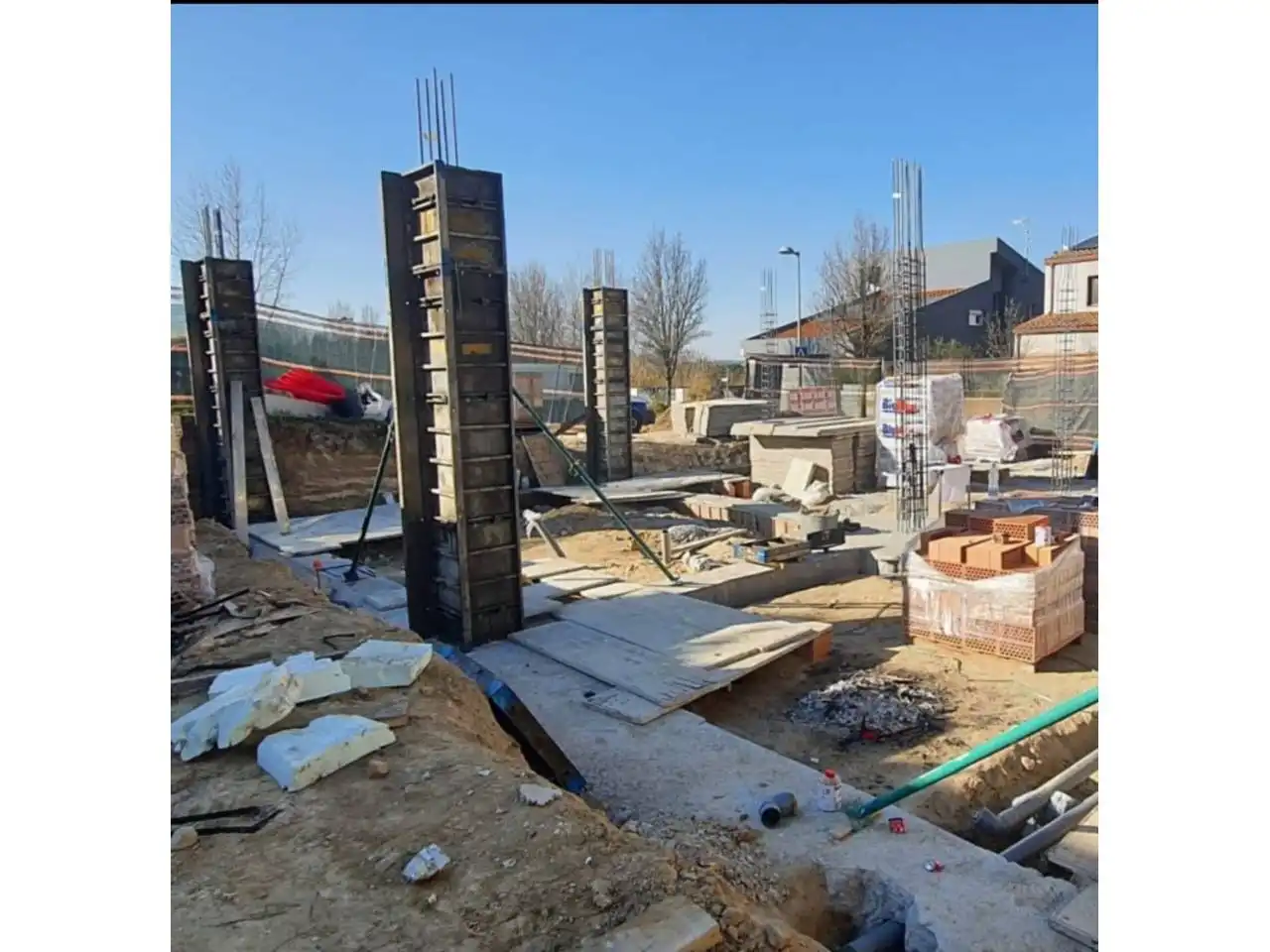Vista exterior de Casa adosada en venda en La Roca del Vallès amb Aire condicionat, Calefacció i Jardí privat