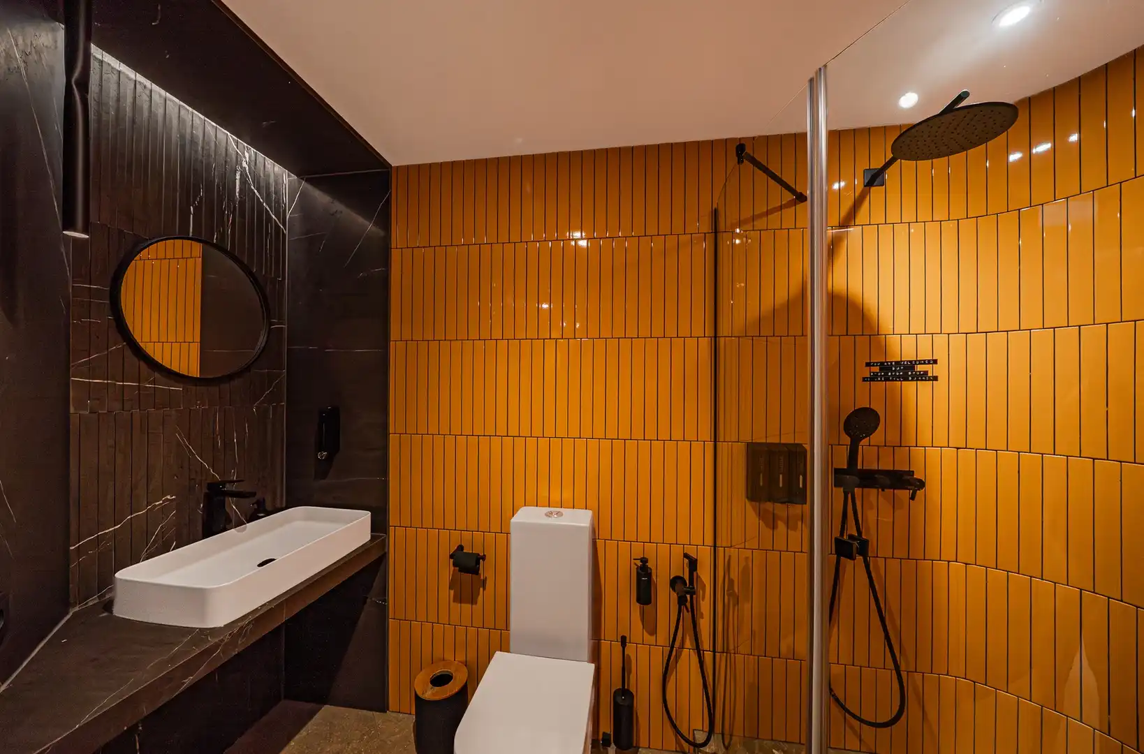 Bathroom of Houses for sale in Marbella  with Air Conditioner, Private garden and Terrace