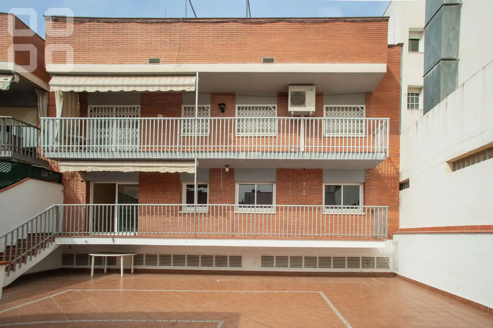 Vista exterior de Piso en venta en L'Hospitalet de Llobregat con Parquet, Terraza y Balcón