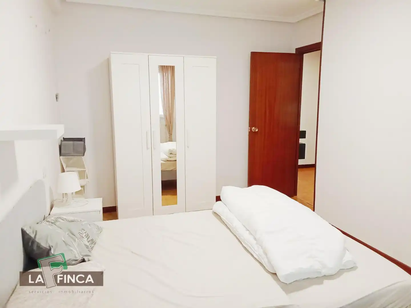 Dormitori de Pis de lloguer en Oviedo  amb Calefacció, Parquet i Terrassa