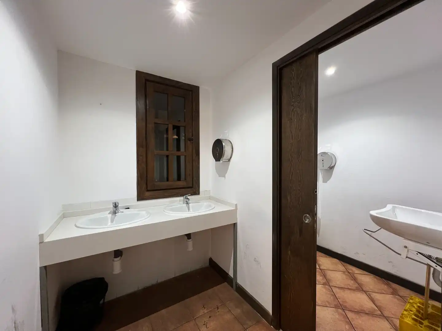 Baño de Local en traspaso en Jaca con Aire acondicionado, Calefacción y Amueblado