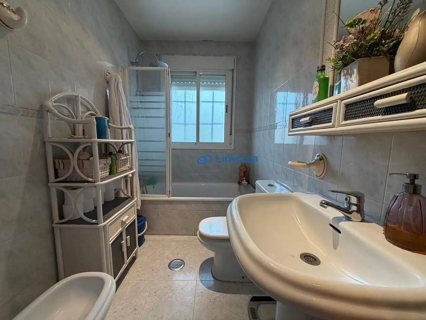 Baño de Casa adosada en venta en Velilla de San Antonio con Aire acondicionado, Calefacción y Jardín privado