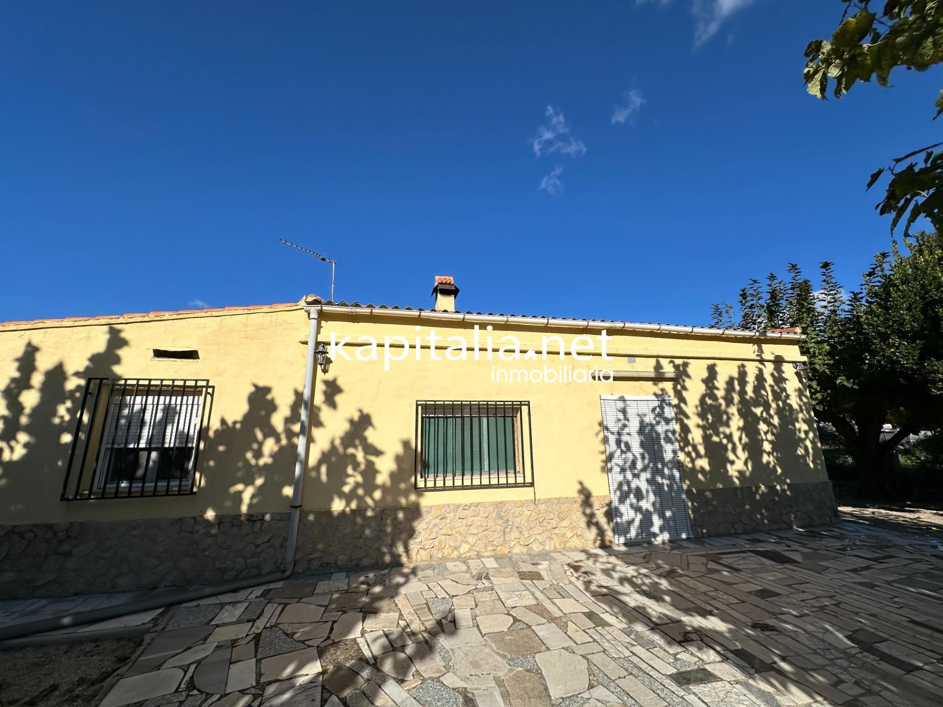 Vista exterior de Casa o xalet en venda en Agullent amb Jardí privat, Traster i Piscina