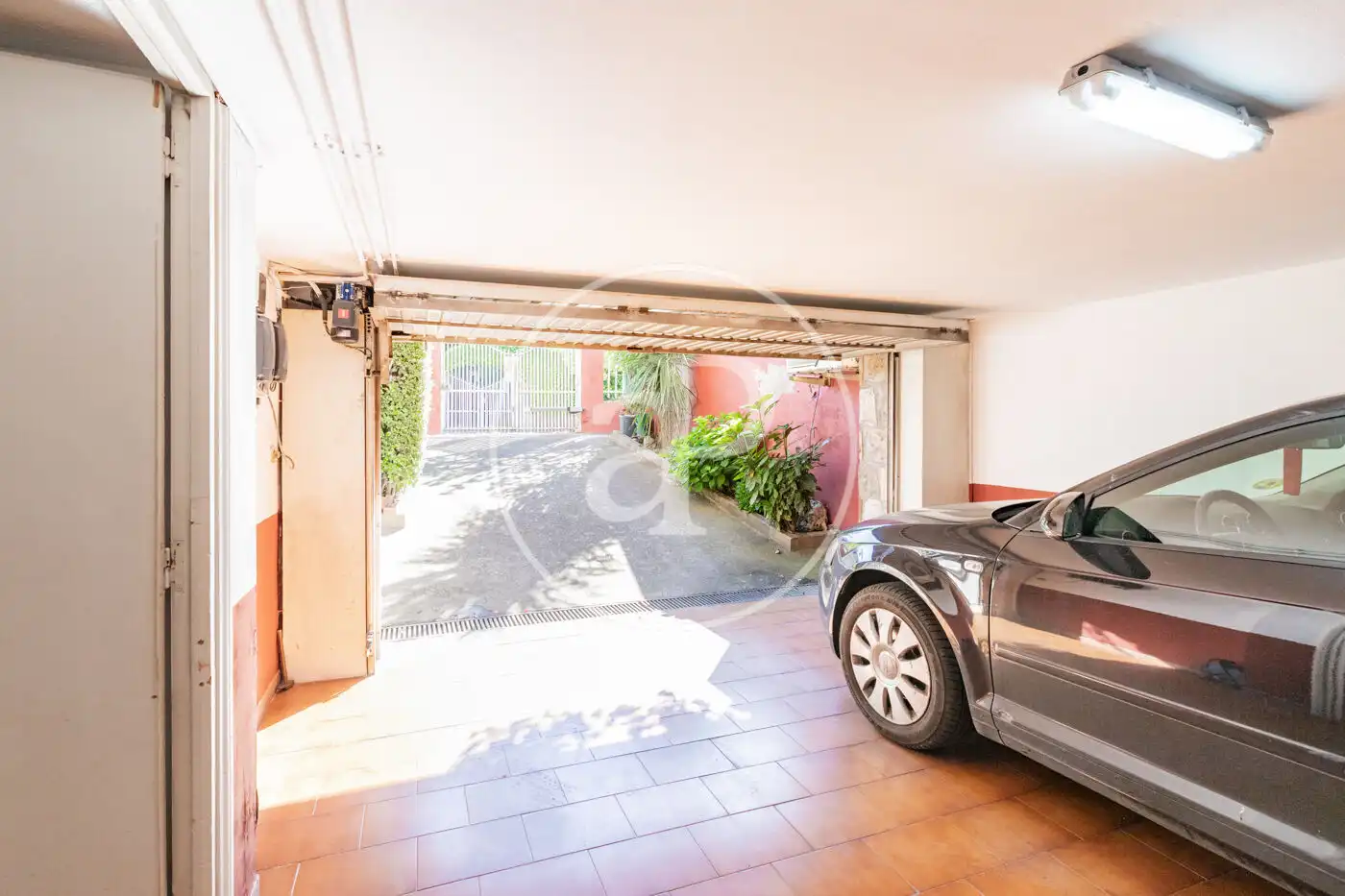 Parking de Casa adosada en venta en Madrid con Aire acondicionado, Calefacción y Jardín privado