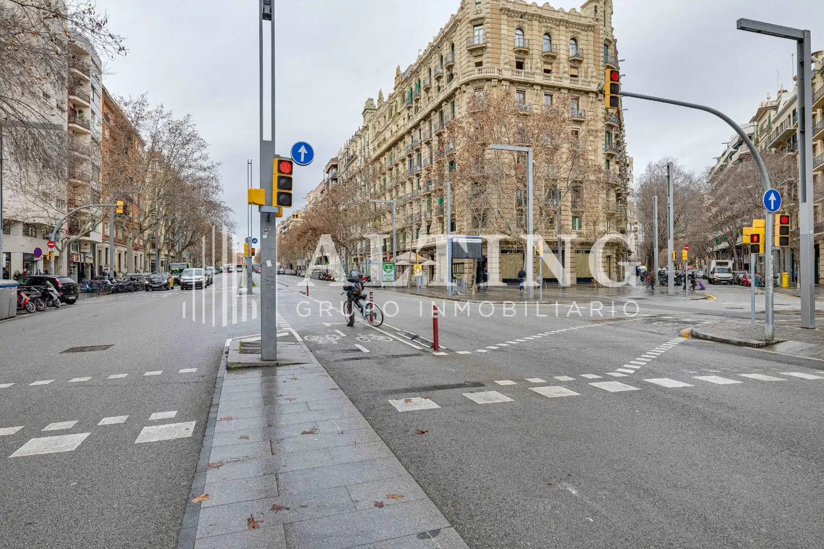 Vista exterior de Local en venda en Barcelona amb Aire condicionat i Moblat