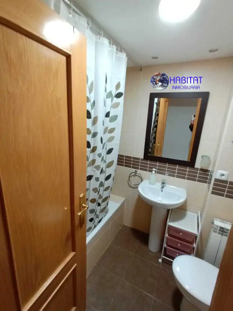 Bathroom of Flat for rent in Granada  with Air Conditioner, Heating and Furnished