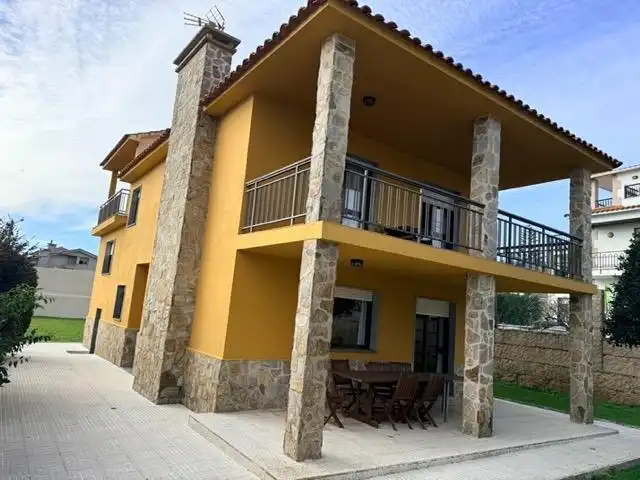 Vista exterior de Casa o xalet en venda en Sanxenxo amb Jardí privat, Terrassa i Moblat