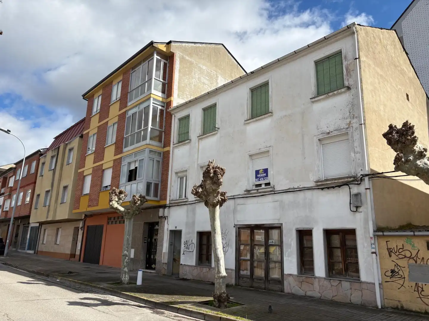 Vista exterior de Edificio en venta en Ponferrada