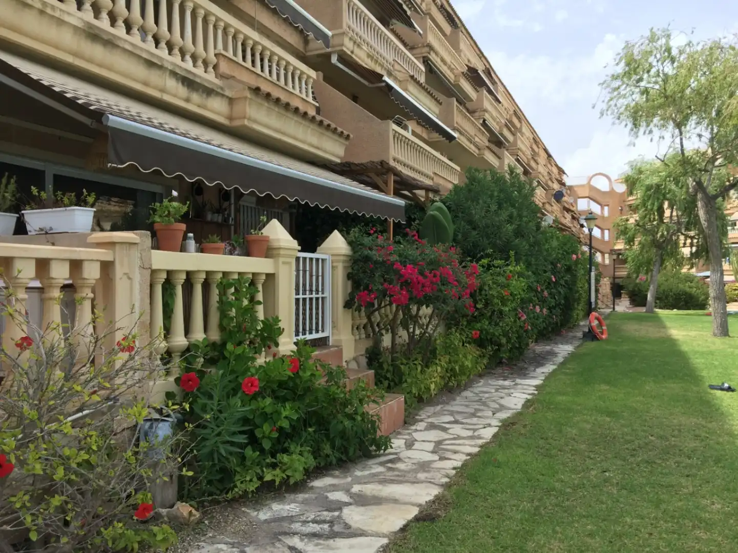 Vista exterior de Pis en venda en El Campello amb Jardí privat, Terrassa i Piscina