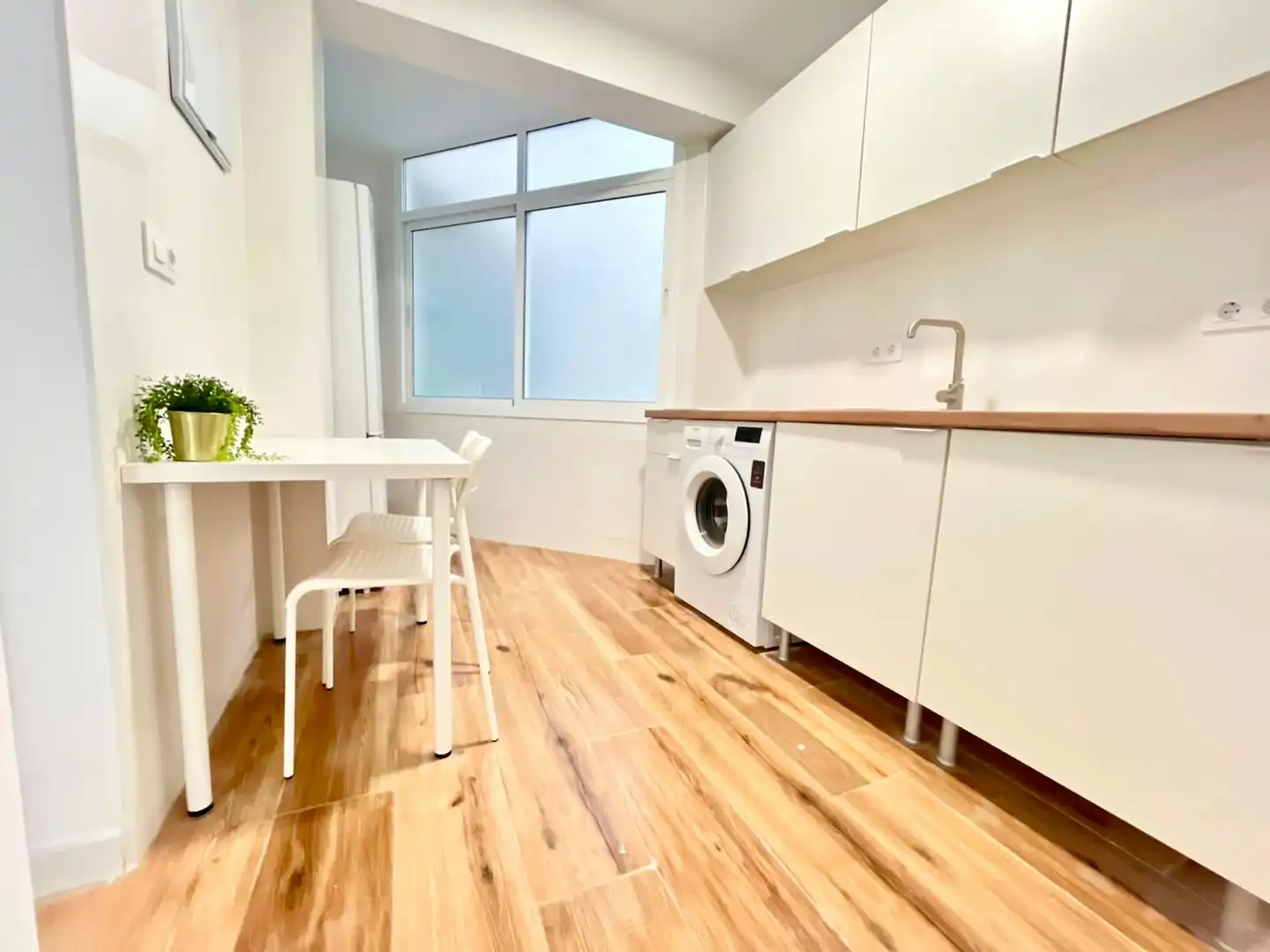 Küche von Wohnung zur untervermieten in Sevilla mit Möbliert, Waschmaschine und Fernseher