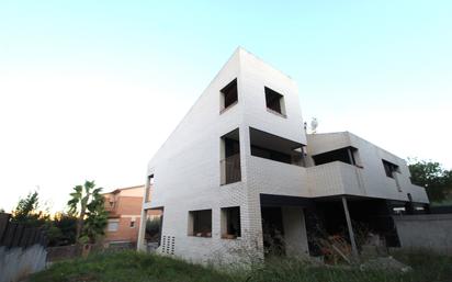 Vista exterior de Casa adosada en venda en Polinyà amb Terrassa