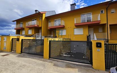 Vista exterior de Casa adosada en venda en O Barco de Valdeorras   amb Calefacció i Jardí privat