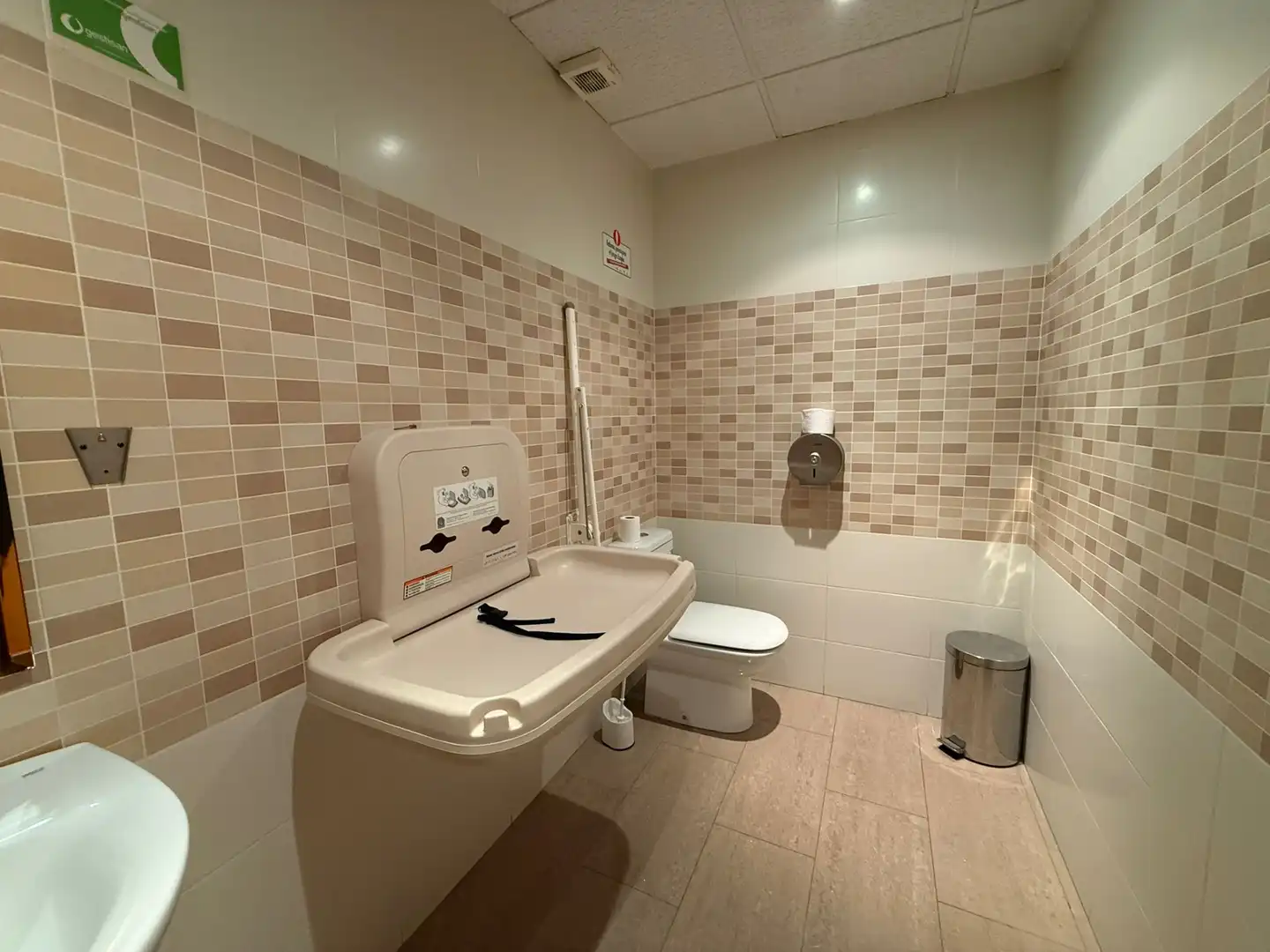 Bathroom of Commercial properties for sale in Socuéllamos  with Air Conditioner, Heating and Furnished
