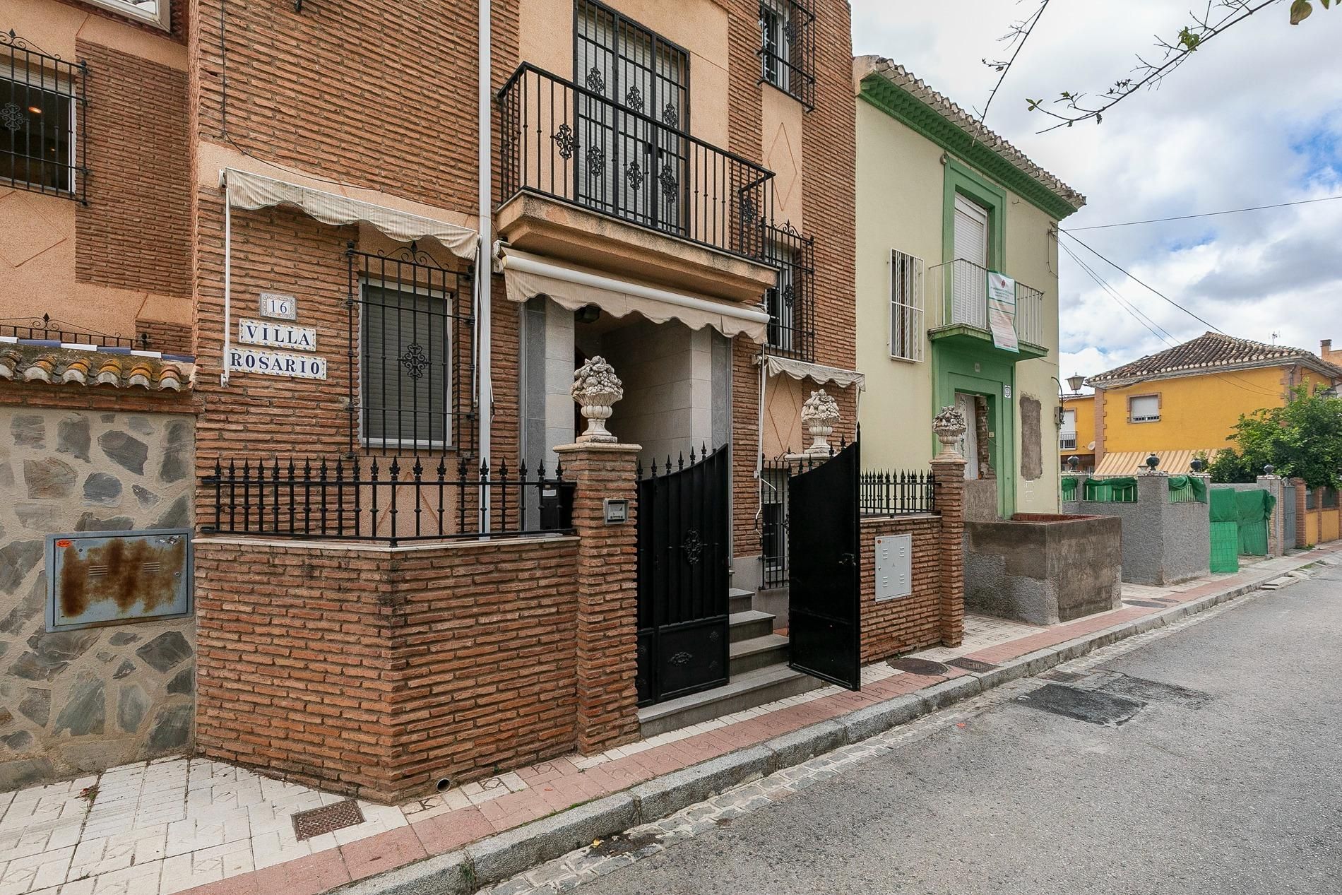 Vista exterior de Casa o xalet en venda en  Granada Capital amb Jardí privat, Terrassa i Traster