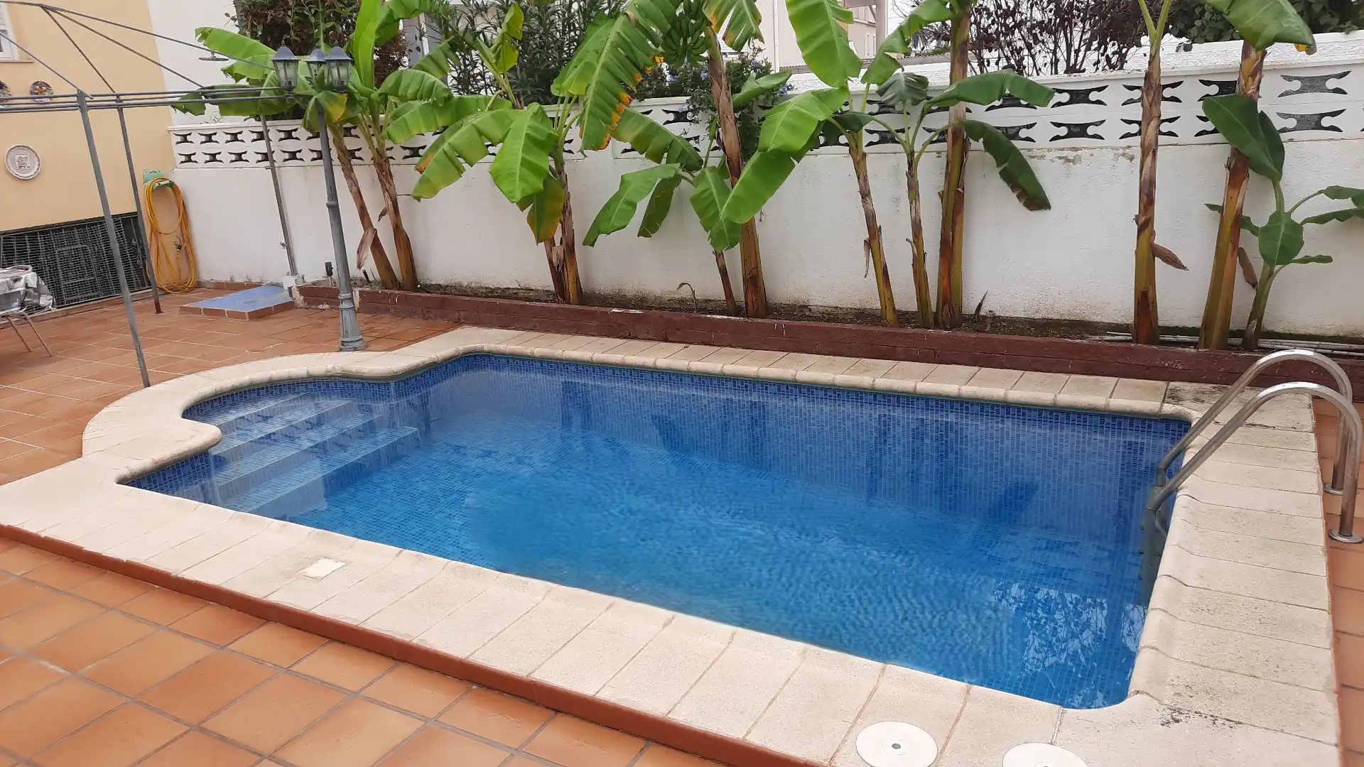 Schwimmbecken von Einfamilien-Reihenhaus zum Verkauf in Vinaròs mit Klimaanlage, Heizung und Privatgarten