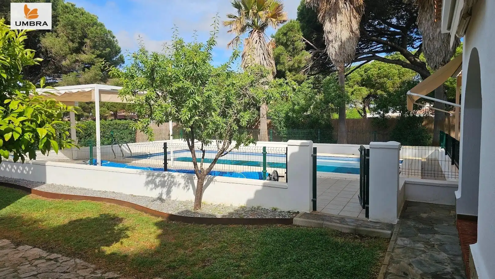 Piscina de Casa o xalet en venda en Chiclana de la Frontera amb Aire condicionat, Calefacció i Jardí privat