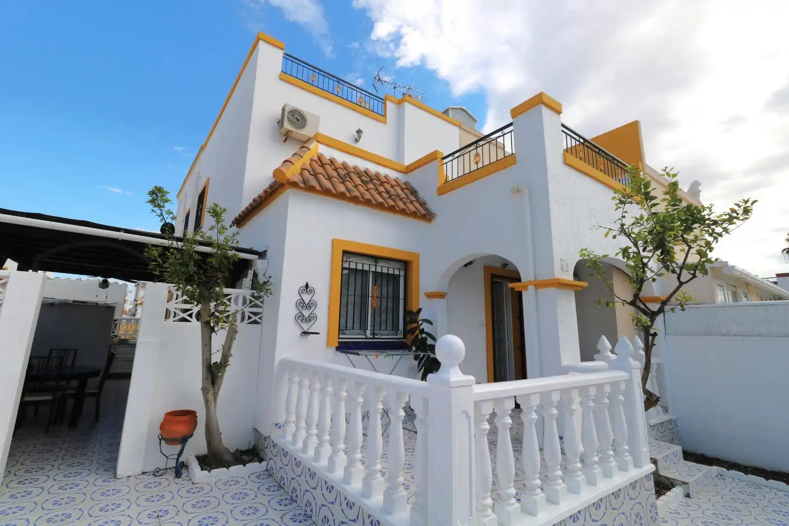 Vista exterior de Piso en venta en Torrevieja con Jardín privado, Amueblado y Piscina comunitaria