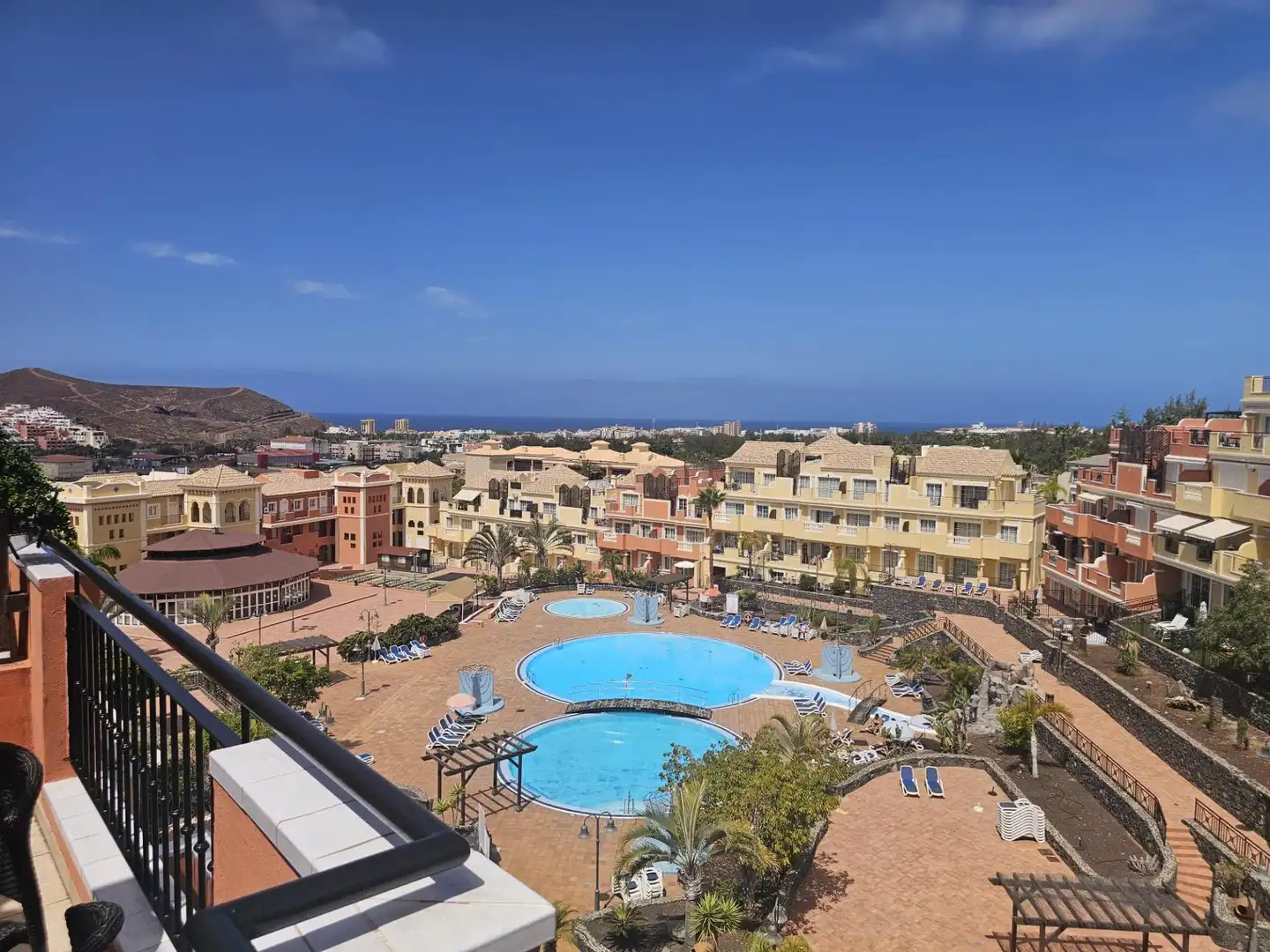 Vista exterior de Ático en venta en Arona con Jardín privado, Terraza y Piscina comunitaria