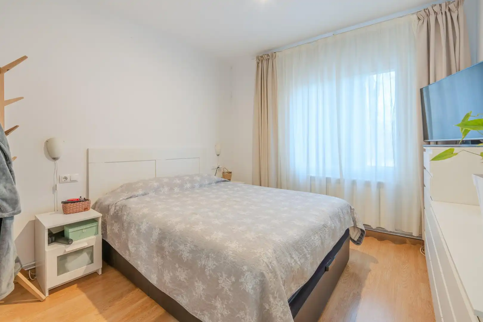 Bedroom of Flat for sale in Girona  with Air Conditioner, Heating and Balcony